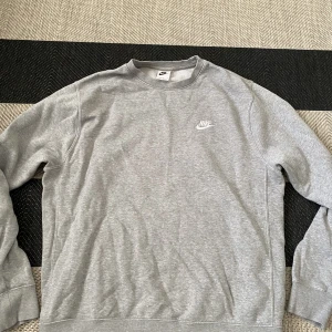 Nike sweatshirt - Nike sweatshirt i storlek M. I bra skick, inga deffekter.