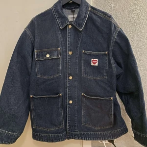Carhartt jacka  - En carhartt jacka i jeans i väldigt bra kvalitet, samt relativt ny använd ett par gånger. Storlek M  Inga skam bud.  Kan tänka mig och gå ner i pris vid snabb affär!!!