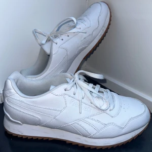 Skor Reebok - Vid mer frågor hör gärna av dig 