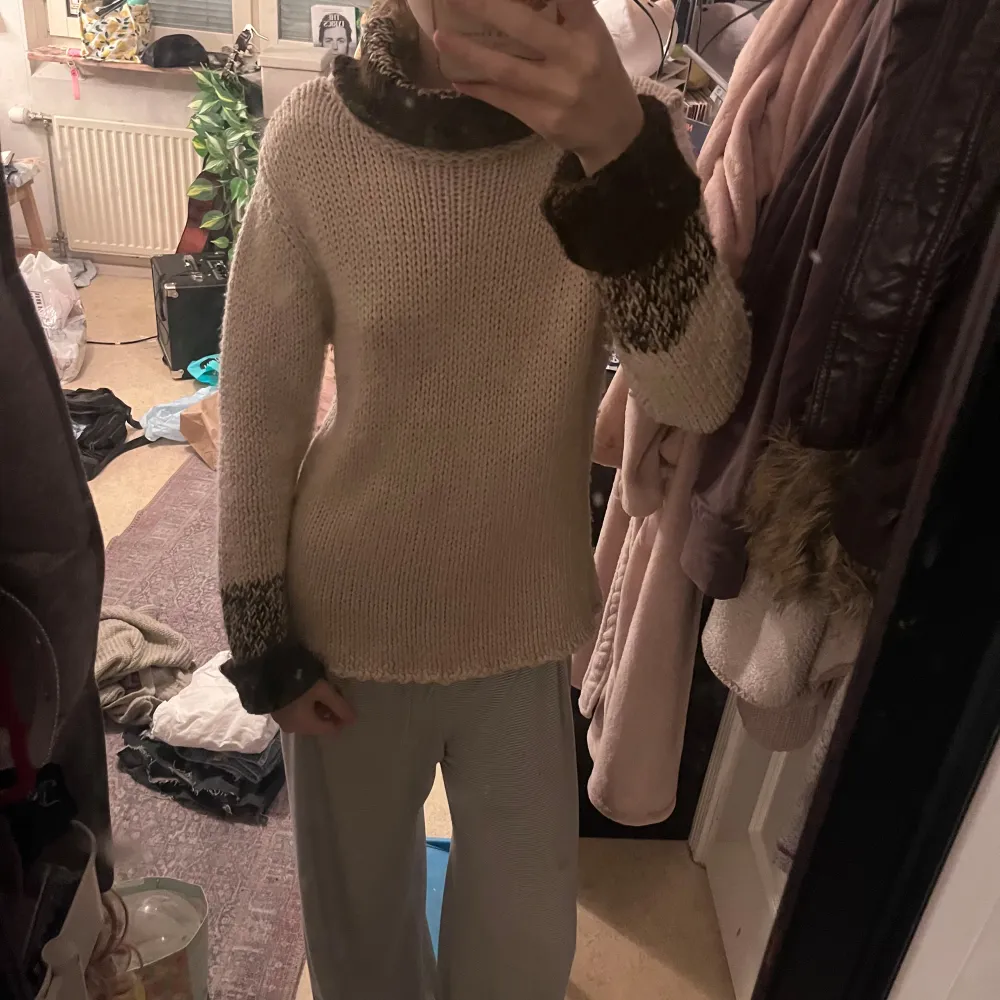 Jätte mysig och skön turtleneck, den är i storlek S men skulle säga att den funkar som M och L också! Köpte i somras på secondhand när det började ösregna och har använt den endast en gång. . Tröjor & Koftor.