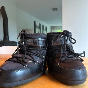Moon boot stl 36/38 - Jag säljer mina fina svarta moon boots för att jag nu har vuxit ur dom❣️ Nypris är 2200 kr säljes för 600 kr❤️