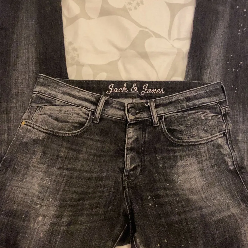 Säljer ett par ”limited edition” jack & Jones jeans med slitningar Hör av er vid frågor & funderingar🍀. Jeans & Byxor.