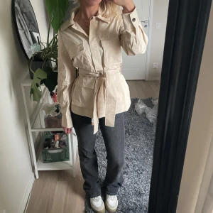 COS Trenchcoat - 100% bomull, avtgarbart band. Mycketbra skick. 