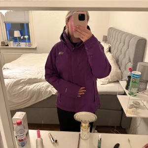 The North Face jacka  - Säljer nu min vindjacka från The North Face i strl L men sitter som en M/S🩷🩷