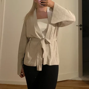 Kofta  - Säljer denna super fina kofta med slits på armarna ifrån H&M i storlek xs. Den är endast testad🤍