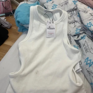 Topp  - Helt ny topp med prislapp, för liten. Pris kan diskuteras vid snabb affär. Pris i affär 100kr