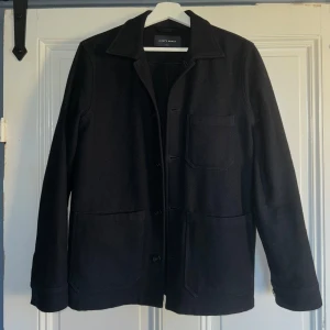 A Day’s March Overshirt - Säljer min overshirt från A Day’s March av färgen navy pga bristande användande. Köpte den förra året.  Nypris: 1 700 kr