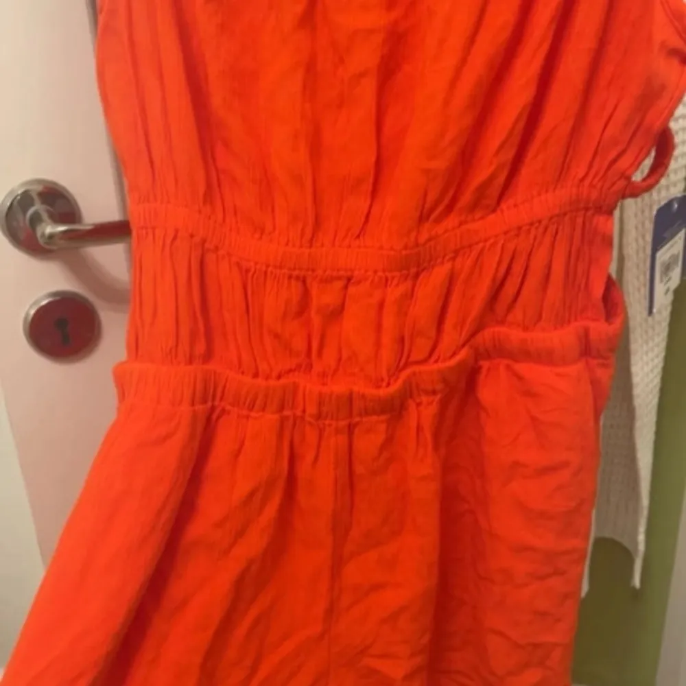 Jumpsuit köpt i usa för 500kr med prislapp. Klänningar.