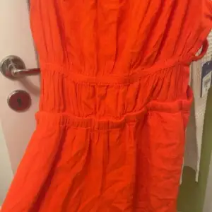 Jumpsuit köpt i usa för 500kr med prislapp