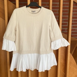 Cos tröja - Storlek S, beige med vita skjortdetaljer, fint skick 