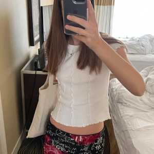 Levis topp (nyskick) - Köpt helt ny (299kr). Använd bara en gång. Supersuper skön (100% bomull) o gullig men kmr tyvärr inte till användning:( Passar Xs-S💕