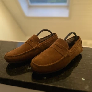 Bruna Loafers - Säljer ett par schyssta loafers i storlek 42 men sitter mer som 43. Väldigt bra skick då dem knappt använda pga för stora.