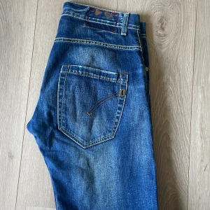 Dondup jeans med slitningar  - Helt nya 10/10 skick från dondup  Nypris ca 3000 Mitt pris 499 kr  Skriv vid minsta fundering