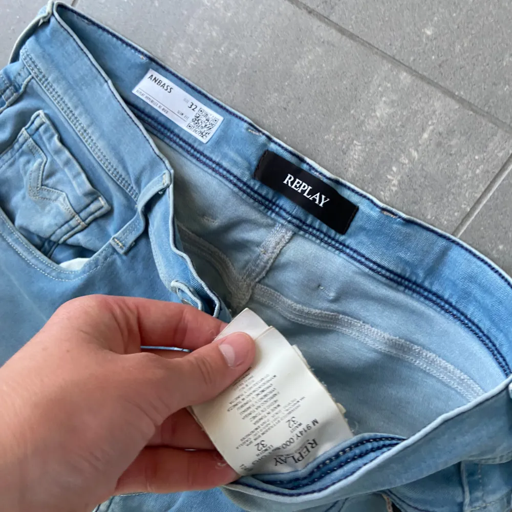 Säljer nu dessa replay Anbass jeans, skriv för fler bilder/frågor🙌🏼. Jeans & Byxor.