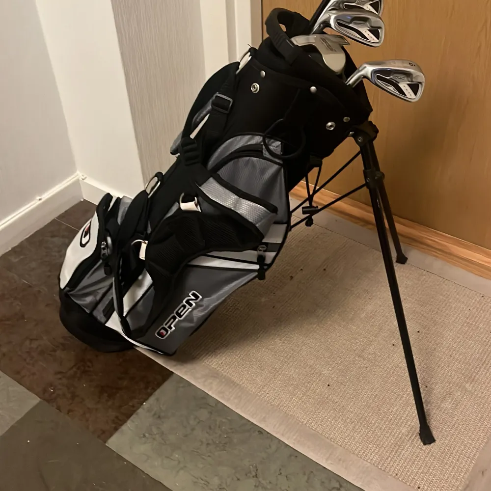 Det är ett Open golfset som jag säljer, klubborna är ca:70-80cm långa och det är Putter, Sandwedge, 9a, 7a och Hybrid. Golfsetet är i bra skick och det med följer skydd till bägen, 2 golfbollar ( 1 Titleist PRO V1) och ( 1 Callaway 2 Rosa supersoft).. Övrigt.