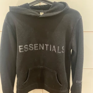 Essentials Hoodie - Säljer min Essentials hoodie eftersom den inte kommer till nån användning 
