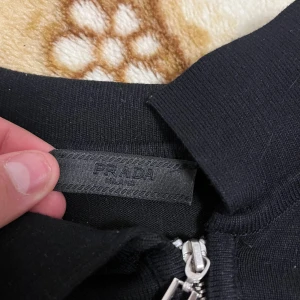 Prada t shirt  - Hej jag säljer min Prada t shirt som jag köpt på sommaren och använd bara då, den är i väldigt bra skick och sitter fint.