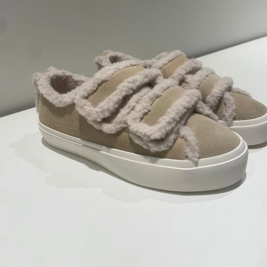 INUKII SHEARLING LOW VELCRO SAND SNEAKERS❤️( populära och slutsålda) - 90