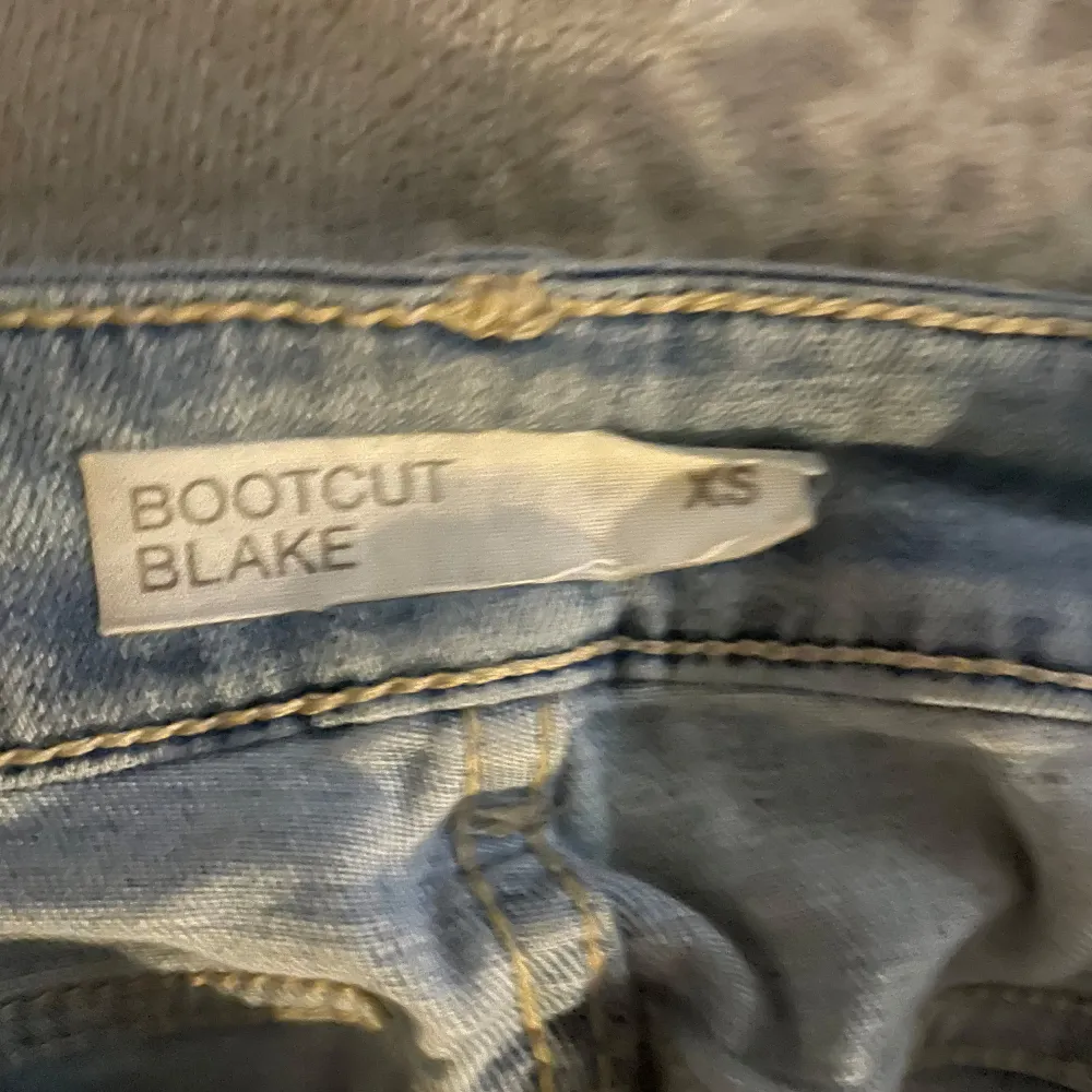 Dessa jeans är från Cubus, dom är lite midwaist skulle jag säga men annars sitter dom super bra! Inga fläckar eller så, använda några ggr. Pris kan diskuteras . Farkut & Housut.
