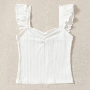 Söt Topp - Säljer denna urgulliga topp med volanger på axlarna eftersom den inte kommer till användning längre. Sitter bekvämt och är perfekt för våren & sommaren!