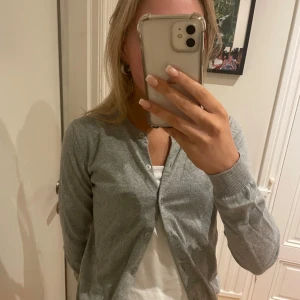 Grå kofta. - Säljer denna grå kofta från uniqlo då den inte passar mig längre. Använd ett fåtal gånger och är i nyskick. Hör av dig för fler bilder vid intresse. 