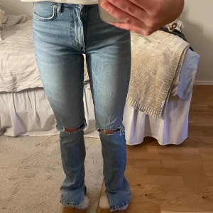 Jeans med slits - Ljusblå jeans med hål och slits