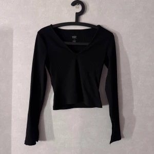 Långärmad tröja  - Långärmad tröja från lager med V-ringning och jättefin slits detalj i ärmarna🩷Har vanligtvis S