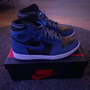 Jordan 1 marina blue - Riktigt feta jordans 1s i gott skick, sparsamt använda. Låda och snören medföljer. Det är bara o skriva ifall något undras 🙏 