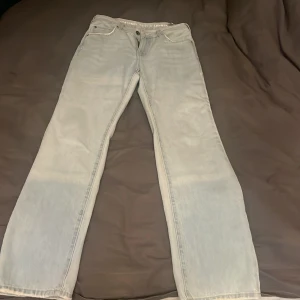 Low waist jeans - Använda en gång så dom är som nya. Low waist jeans från bikbok. 