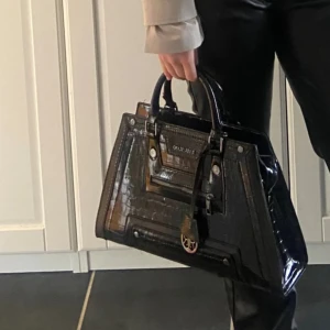 Väska från River Island  - Superfin väska från River Island. Sparsamt använd utan tecken på användning. Säljer då det inte kommer till användning tyvärr!🩷 Längre rem följer med (sista bilden). Den har tre superbra fack!🙂