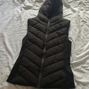 Zara väst - Helt ny. Använt 1 gång. Köpte den för 450 säljer den för 200. Jätte fin på. Storlek M passar till o me storlek S och L. Billig o fin🤍pris kan diskuteras
