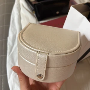 Jättefin smyckesskrin  - Jättefint smyckesskrin! Helt ny och ren, aldrig använt den. Säljer eftersom jag har en annan att ha mina smycken i. Väldigt söt och praktiskt, inte för stor och inte för liten. Perfekt till smycken eller annat✨