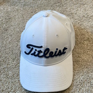 Golfkeps Titleist - Använd 2 gånger. Nypris 499. Priset kan diskuteras.