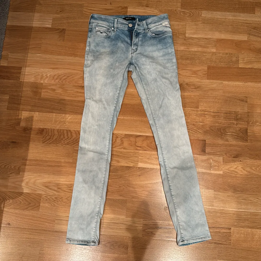 Ett par snygga jeans från Replay I storlek W28 L30. Jeans & Byxor.