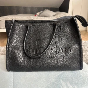 Marc Jacobs Tote Bag - enna väska är enbart använd ett par gånger och är köpt från miinto, nypris 6000 kr. Bandet kan köpas till för paketpris 3500 