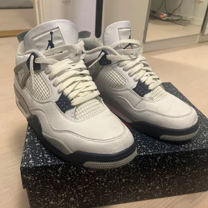 Air Jordan 4 - Lite använda men fortfarande i gott skick. Kartong medföljer