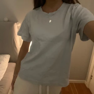 T-shirt  - Ljusblå T-shirt i lite tjockare material🦋🦋🦋