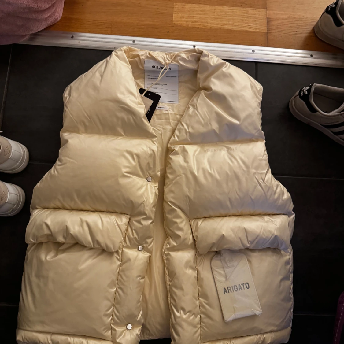 Beige dunväst från Axel Arigato - 90