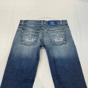 Victoria Beckham jeans🤩 - Midja 41 cm rakt över, innerben 78 cm o gren 18 cm jae 169 o xs- so de e korta och håller in lite i midjan💕 kortade av tidigare ägaren 