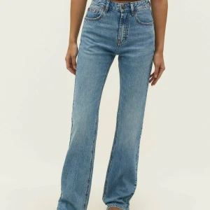  Stradivarius jeans - Super snygga jeans, Perfekt för att ha med klackar köpta i somras men säljs då jag aldrig använt dem. Storlek 42 men passar 38!!! (Köpt i Grekland)  