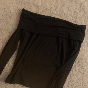 Svart off shoulder topp - Säljer en fin svart off shoulder topp som tyvärr inte längre kommer till användning!