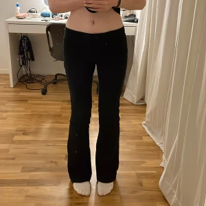 lågmidjade bootcut jeans  - insydda vid rumpan, säljs då de tyvärr inte kommer till användning 🫶  midjemått: 71cm innerbenslängd: 75cm ytterbenslängd: 98cm