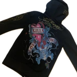 ed hardy zip up - skit snygg ed hardy zip up hoodie! bra skick 💕 storlek M men passar även dom S