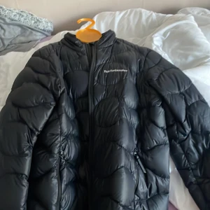 Peak performance jacka - Säljer min peak performance jacka i storlek 160. Köpt för 1400kr