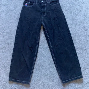 Big boys svarta - Skit snygga big boys i storlek small måttligt använd se lite defekt på mudden längs ner bild 5, annars helt felfria. Nypris ca 1300, skriv gärna till mig för mera frågor om byxorna😊Pris är inte hugget i sten🪨💸