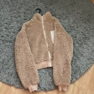 Teddy jacka - Säljer min teddy jacka från Nelly! Storlek M men sitter som en S. Den är i bra skick