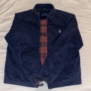 Ralph Lauren overshirt - Jättefin Ralph Lauren jacka, perfekt till höst/vinter. Skick 9/10  Skriv för fler bilder/frågor Pris kan diskuteras vid smidig affär 