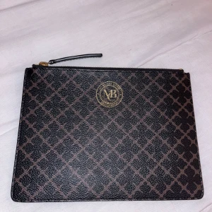 By Malene Birger clutch  - Säljer min By Malene Birger clutch då den inte kommer till användning. I nyskick och inga defekter! Pris kan diskuteras.