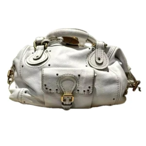 Chloe Paddington Väska - DETALJER Material: Läder  Färg: Vit  Tillbehör: Dustbag och garantikort    ANGE Exteriör: I gott skick. Insida: I gott skick.  MÅL Centimeter: Bredd 35 x Höjd 20 x Djup 20 Tum: Bredd 13,7 x Höjd 7,8 x Djup 7,8