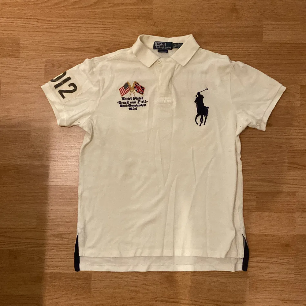 !skicka bud för snabb affär! Ralph Lauren usa piké, storlek M. Väldigt bra skick. sedd på capo. Skriv om ni undrar någonting 💯. T-shirts.